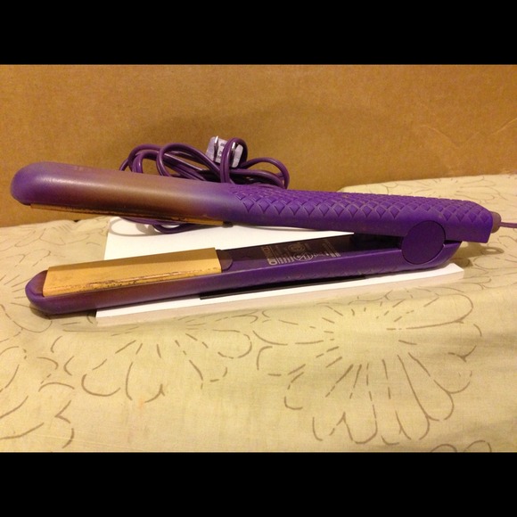 RESERVED Amika Hair Straightener💁