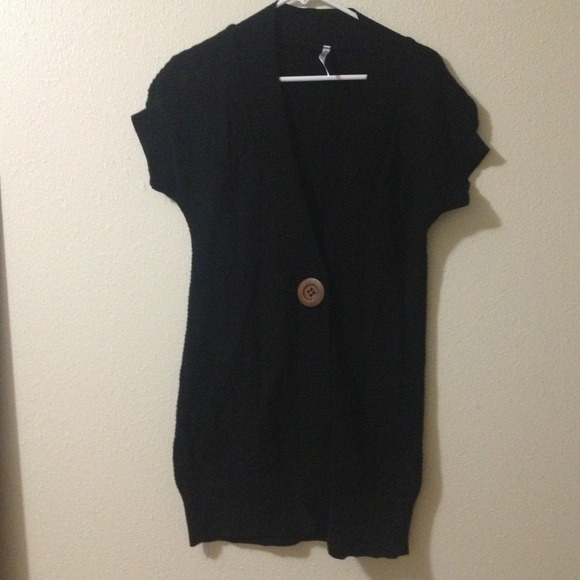 Black short-sleeved cardigan