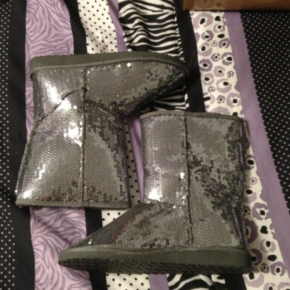 Sold!!  Size nine all over pewter sequined boots.