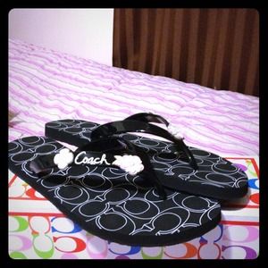 💢💥REDUCED💢💥Coach flip flops black new