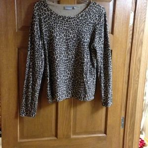 Light weight sweater/top. Perfect for Fall!