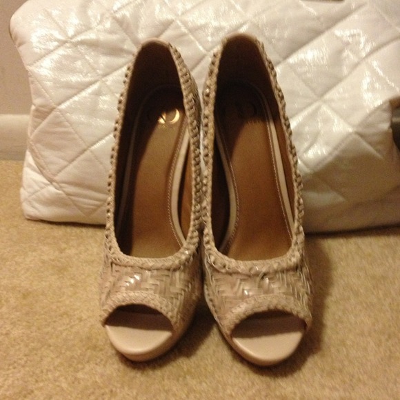 NWOT Kelsi Dagger heels. Never worn - Picture 3 of 4