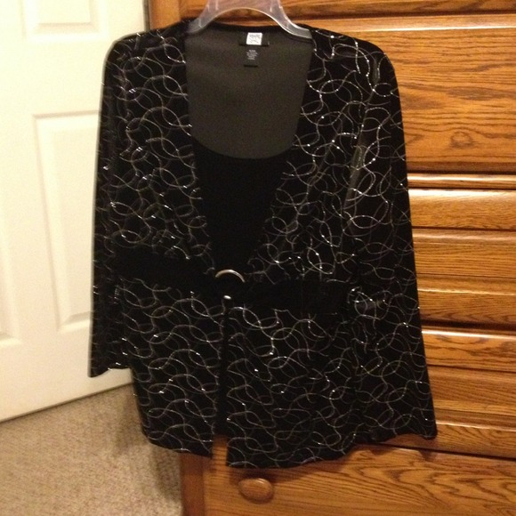 🌷SOLD🌷Sparkly black shirt!