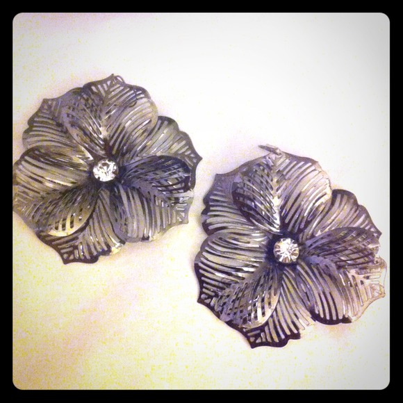 Earring - Picture 1 of 2