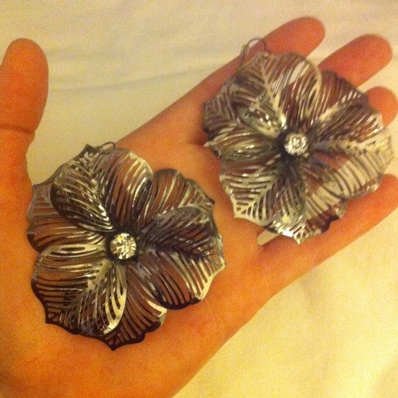 Earring - Picture 2 of 2