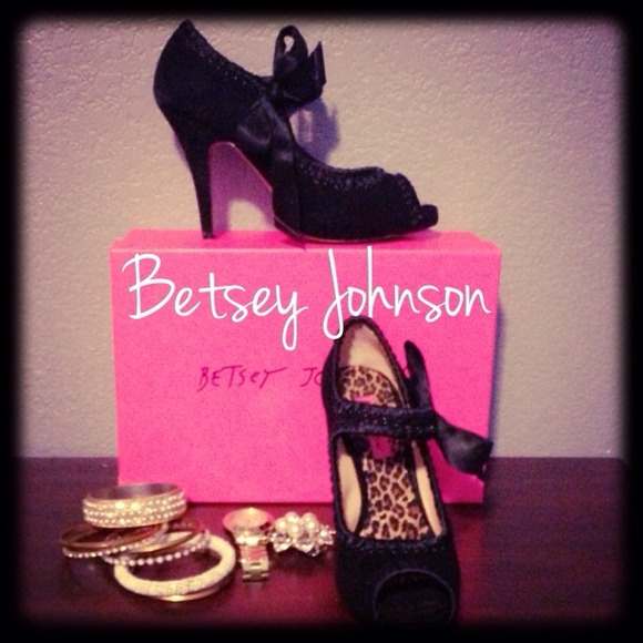 Betsey Johnson Black Suede pumps
