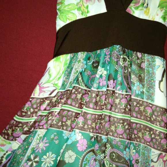 Fun summer dress Flattering fit Beautiful colors - Picture 2 of 2