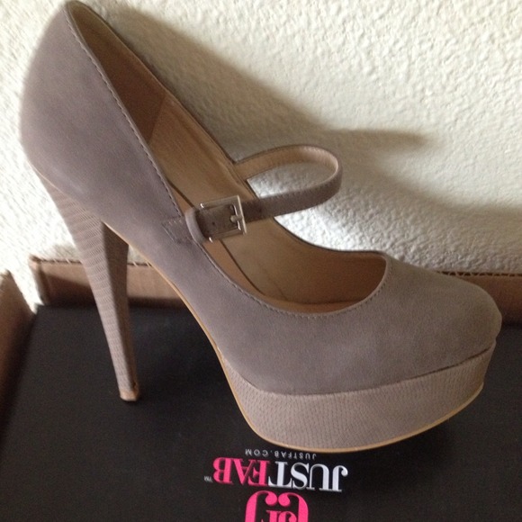 🌺SOLD🌺BRAND NEW Taupe "Just Fab" Pumps
