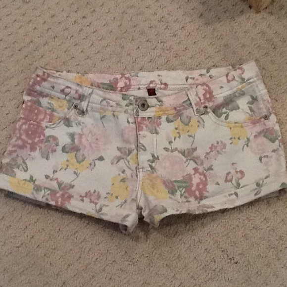 Floral print shorts!