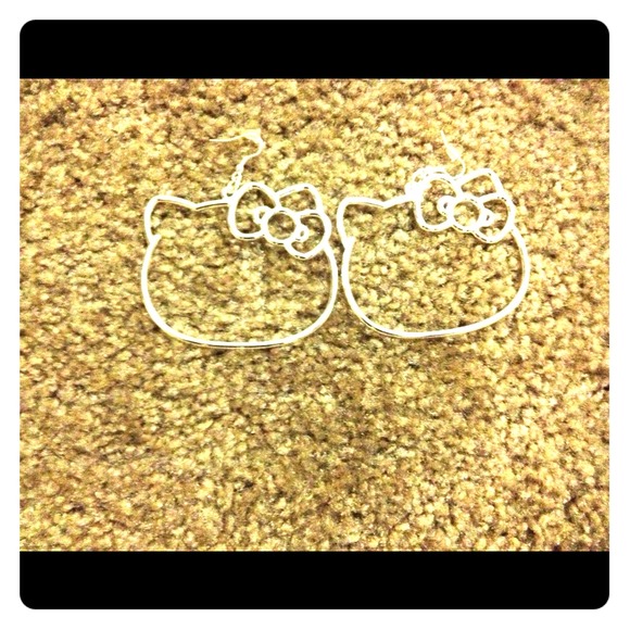 Hello kitty earrings 🎀