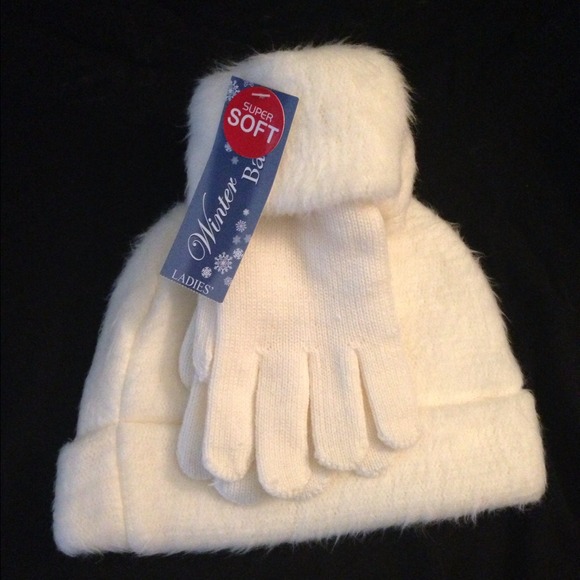 NWT gloves and beanie set - Picture 1 of 2