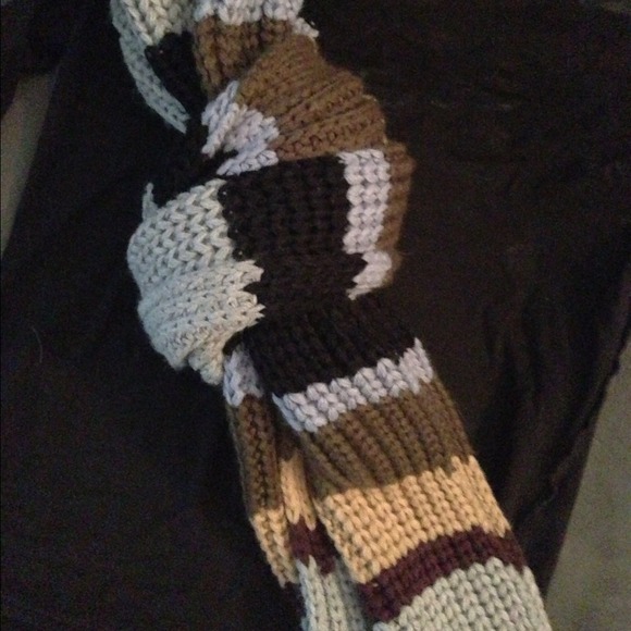Crocheted scarf - Picture 2 of 3
