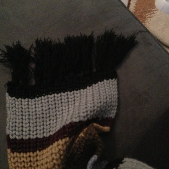 Crocheted scarf - Picture 3 of 3