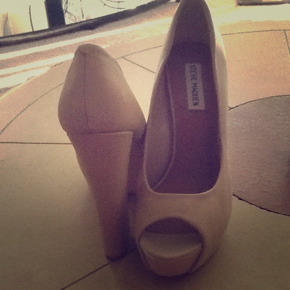 Khaki/nude Steve Madden pumps with chunky heel