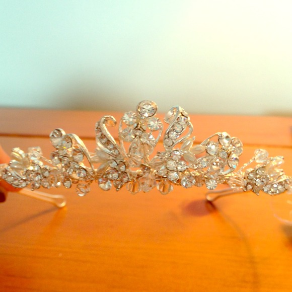 ⛔️SOLD⛔️ BRIDAL tiara. NWT. ⛔️NOT AVAILABLE.⛔️ - Picture 1 of 3
