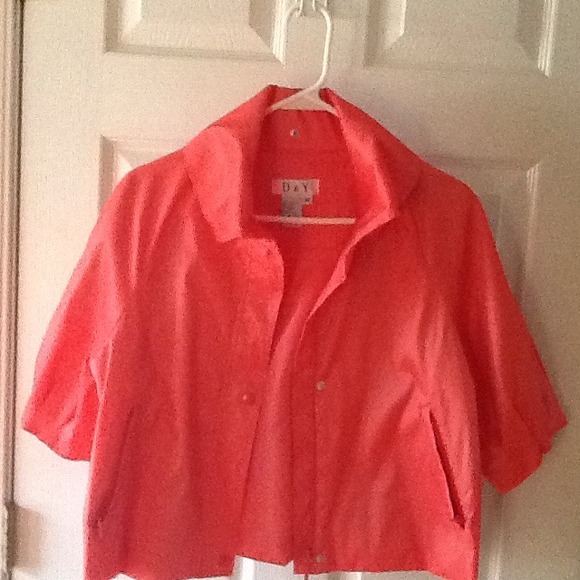 Crop sleeve jacket