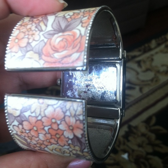 Bracelet watch floral design - Picture 3 of 3