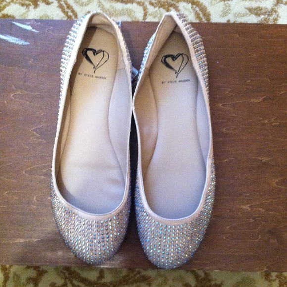 Size 8 Steve Madden crystal flats in gold