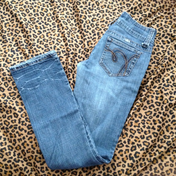 🚨SOLD🚨 and bundled Jeans