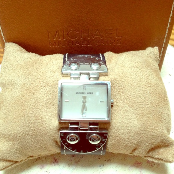 Michael Kors Jewelry - 💥Price 🔽today only💥Michael Kors leather watch