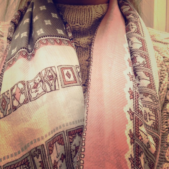 🔴SOLD: in bundle! Printed scarf