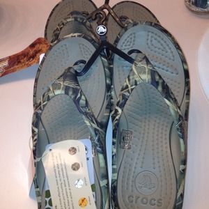 2 pair of mens camo real tree crocs flip flops