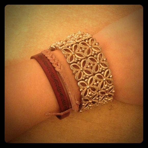 Gold detailed bracelet