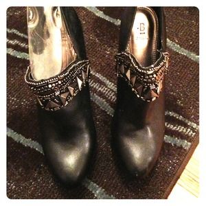 Black ankles boots with studs