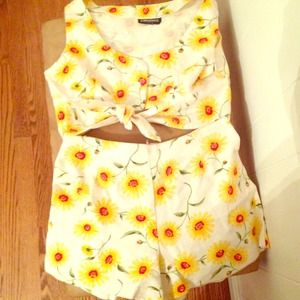 🌟SOLD🌟vintage daisy two piece jumpsuit!💛