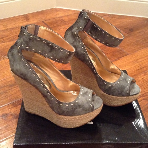 Luichiny Super Cute Wedge Size 8"