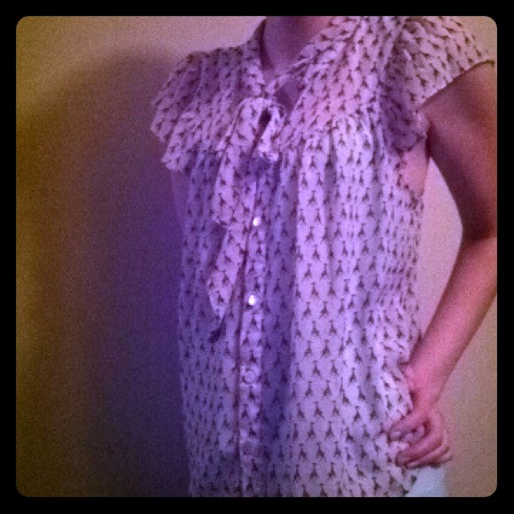 Cut giraffe top with neck tie.