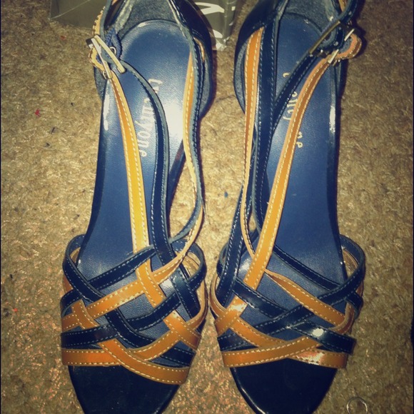 Taupe & navy blue woven flat form shoes