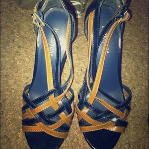 Taupe & navy blue woven flat form shoes