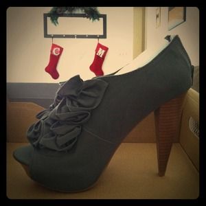 Amazing grey ruffle heels