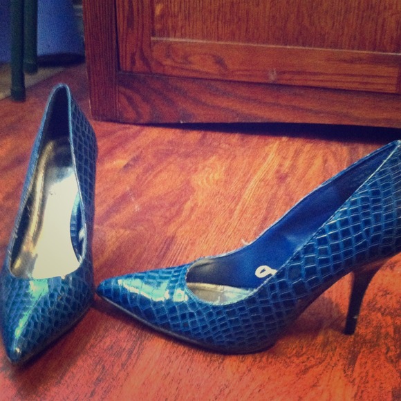Blue snake skin pointy tie heels
