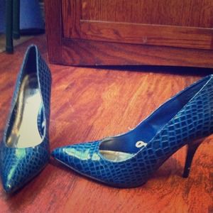 Blue snake skin pointy tie heels