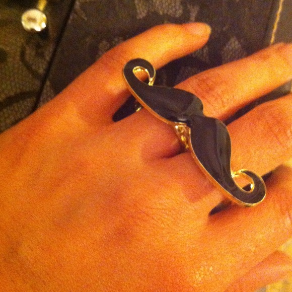 ❌SOLD❌🔥🔥HOT ! 'Stache ring