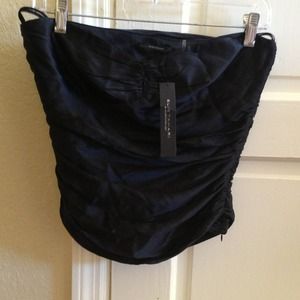 Strapless boustier top.