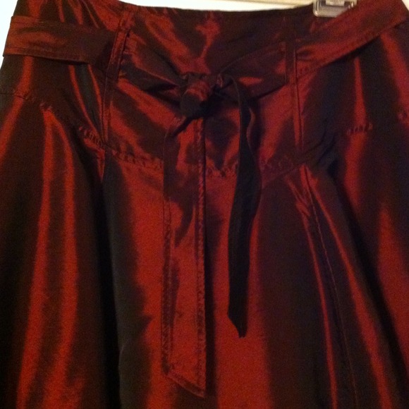 Skirt is stunning! Worn only 1 time 4 a NY trip - Picture 2 of 4