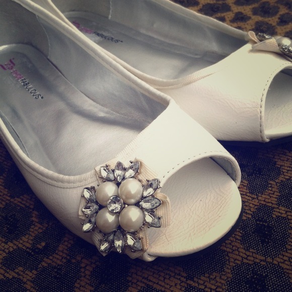 🚫🚫SOLD🚫🚫White flats with rhinestone/pearl
