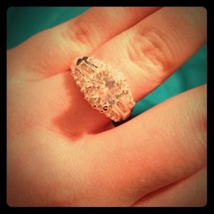 Gorgeous ring size 7 (only wore once)