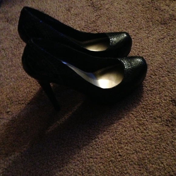 Heels - Picture 2 of 3