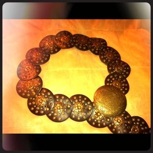 Cute disc shaped belt. Buckles at any length.