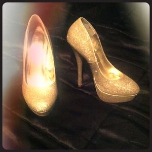 Glamorous Gold Sparkle Platform Pumps