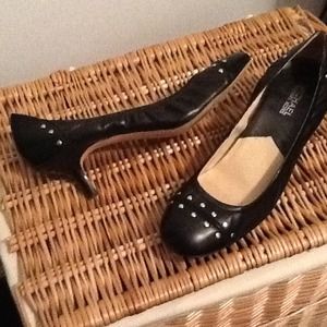 Michael Kors black kitten heel pump