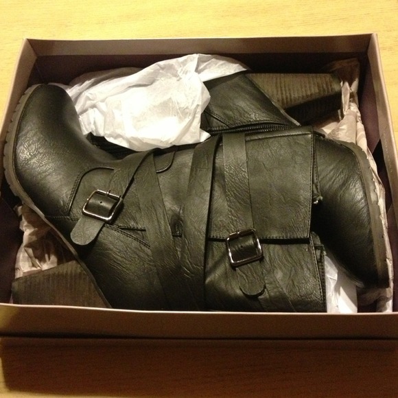Bakers black faux leather boots