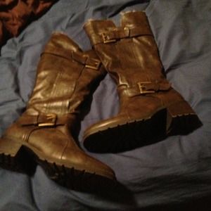 Cute brown zip up boots!