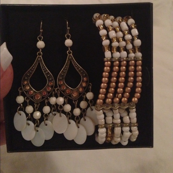 ❌Sold w/ Bundle❌ Avon Jewelry earrings & bracelet