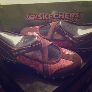 Brown/multi women's Skechers. BRAND NEW!