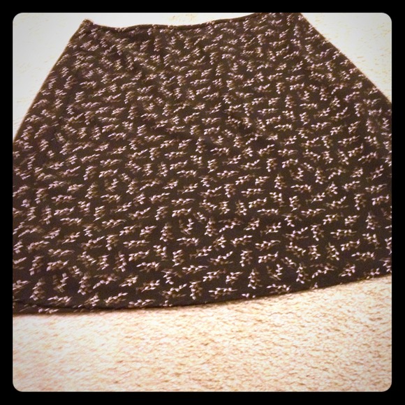 Very cute brown skirt.
